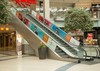 Rolltreppe mit Werbung im Shoppingcenter